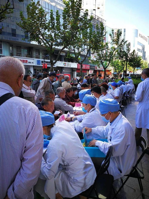 虹口區(qū)江灣醫(yī)院組織廣大黨員與醫(yī)療專(zhuān)家在四川北路舉行大型健康義診服務(wù)活動(dòng)